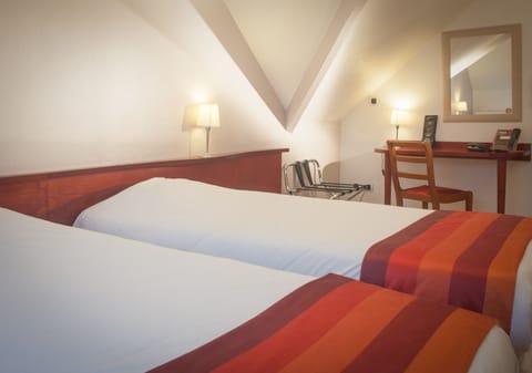 Standard Twin Room | Desk, free WiFi, bed sheets