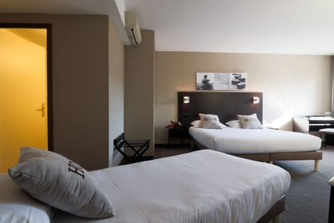 Triple Room | Premium bedding, in-room safe, desk, laptop workspace