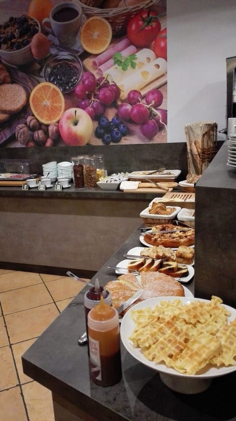 Daily continental breakfast (EUR 14 per person)