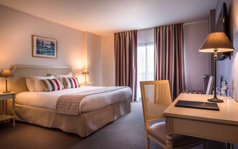 Junior Suite, 1 Queen Bed, Non Smoking | In-room safe, blackout drapes, iron/ironing board, free WiFi