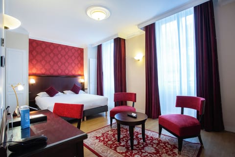 Superior Room, 1 King Bed, Non Smoking | Pillowtop beds, minibar, in-room safe, desk