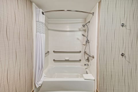 Combined shower/tub, free toiletries, hair dryer, towels