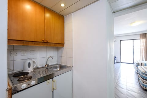 Studio, City View | Private kitchen | Fridge, microwave, stovetop, coffee/tea maker