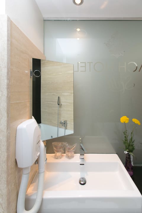 Classic Double Room, Balcony, Sea View | Bathroom | Jetted tub, hydromassage showerhead, free toiletries, hair dryer