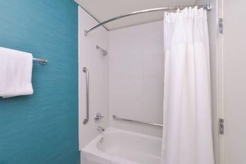 Combined shower/tub, hair dryer, towels