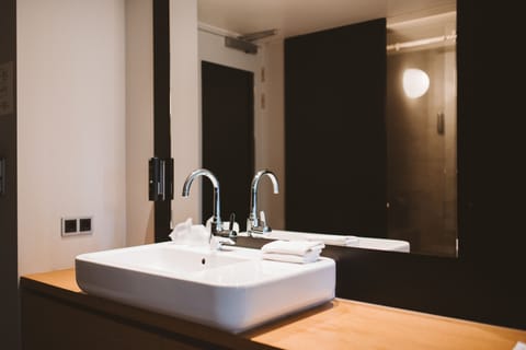 Comfort Room Plus | Bathroom sink