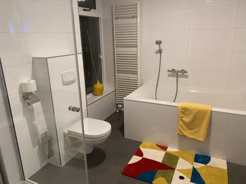 Deluxe Twin Room | Bathroom | Free toiletries, hair dryer, towels