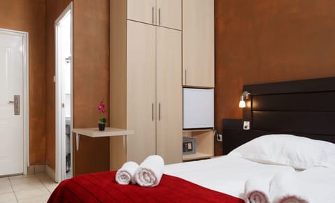 Double Room, Balcony | Minibar, in-room safe, desk, soundproofing