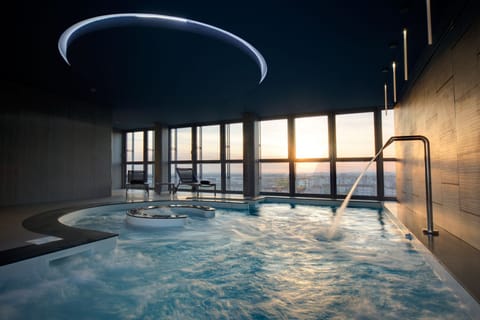 Indoor pool, sun loungers