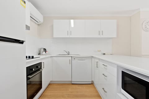 Premium Apartment, 2 Bedrooms | Private kitchen | Fridge, microwave, oven, stovetop