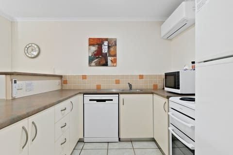 Premium Apartment, 2 Bedrooms | Private kitchen | Fridge, microwave, oven, stovetop