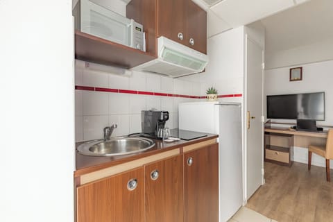 Basic Apartment | Private kitchen | Fridge, microwave, stovetop, dishwasher