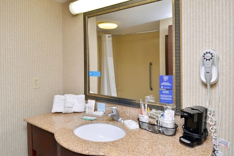 Two queen beds non smoking | Bathroom | Combined shower/tub, free toiletries, towels