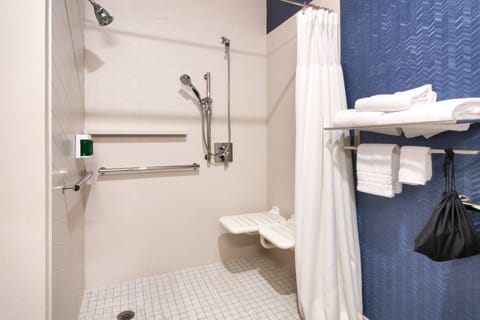 Room, 1 King Bed (Mobility/Hearing Access, Roll-In Shwr) | Bathroom | Combined shower/tub, free toiletries, hair dryer, towels