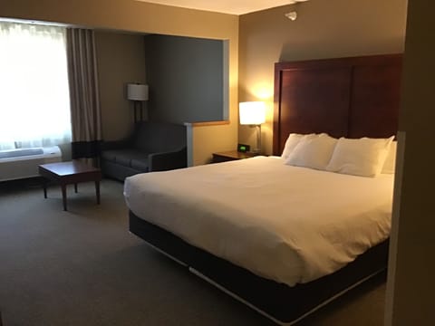 Suite, 1 King Bed, Non Smoking | Desk, blackout drapes, soundproofing, iron/ironing board