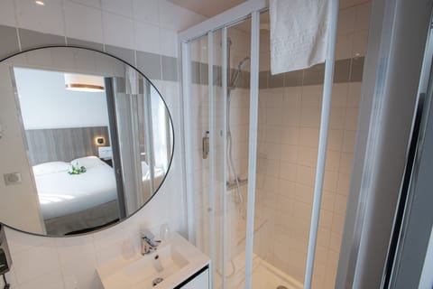 Standard Double Room Single Use | Bathroom | Free toiletries, hair dryer, towels, soap