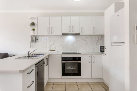 Standard Apartment, 3 Bedrooms | Private kitchen | Full-size fridge, microwave, oven, stovetop