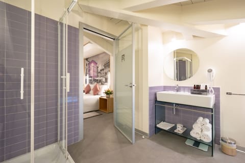 Suite | Bathroom | Rainfall showerhead, free toiletries, hair dryer, bathrobes