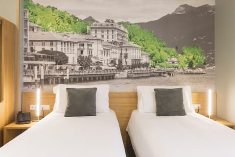 Deluxe Double Room, 1 Double Bed | Hypo-allergenic bedding, down comforters, free minibar items