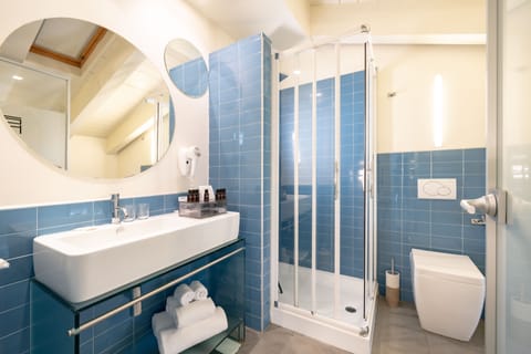 Suite | Bathroom | Rainfall showerhead, free toiletries, hair dryer, bathrobes