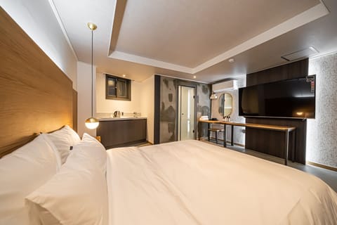 Deluxe Room | Down comforters, desk, free WiFi, bed sheets