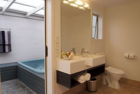 Executive Studio Suite, Private Pool | Bathroom | Free toiletries, hair dryer, towels, soap