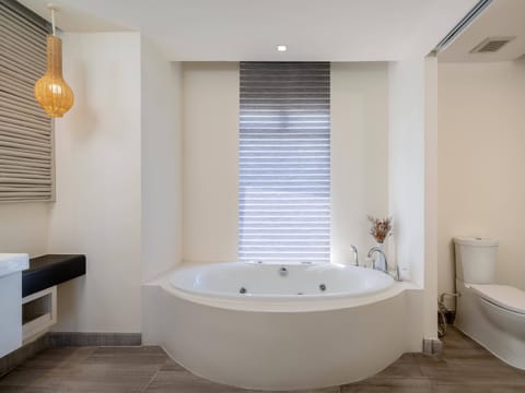 Duplex Suite | Bathroom | Free toiletries, hair dryer, bathrobes, slippers