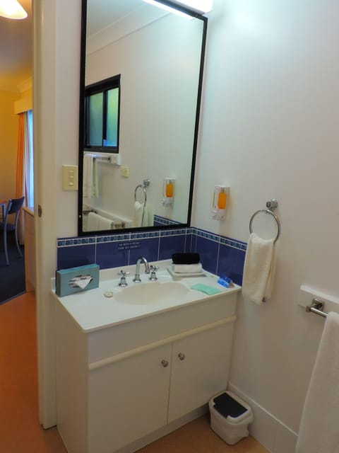 Standard Cabin, 1 Bedroom | Bathroom | Shower, free toiletries, hair dryer, towels