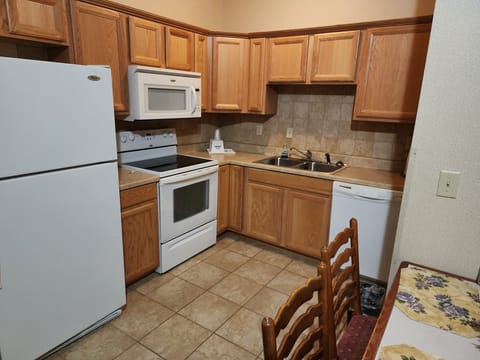 Suite, Jacuzzi, 1 Queen Bed, Kitchen, Non-Smoking | Private kitchen | Fridge, microwave