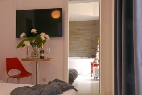 Suite, 1 Double Bed, Hot Tub | 1 bedroom, free minibar, in-room safe, desk