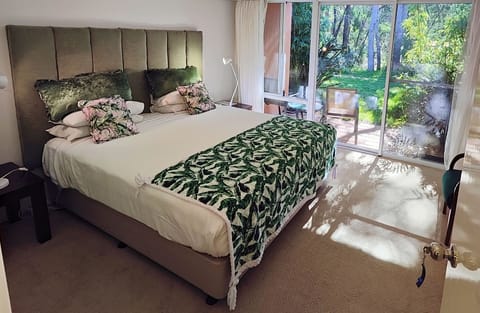 Luxury Room, 1 King Bed, Garden View (Ellenbrook) | In-room safe, individually decorated, individually furnished, desk