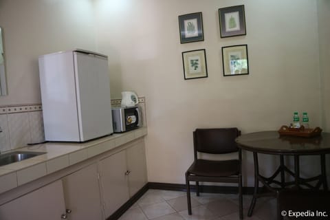 Executive Room | Private kitchenette | Fridge, microwave