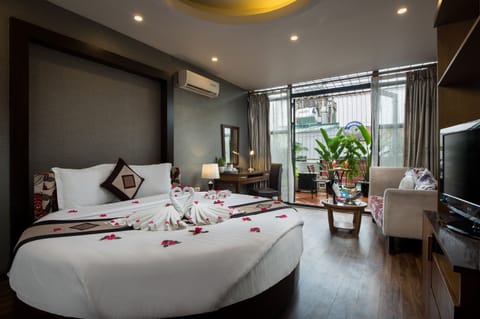Junior Suite, 1 King Bed, Balcony, City View | Minibar, in-room safe, individually decorated, individually furnished