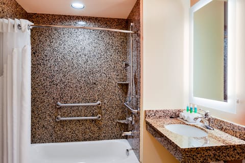 Combined shower/tub, hair dryer, towels