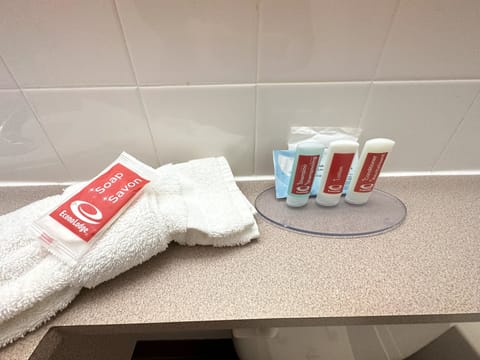 Combined shower/tub, free toiletries, towels