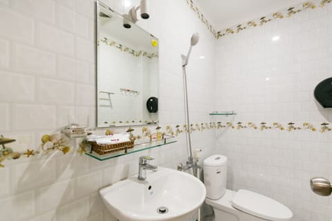 Shower, free toiletries, slippers, bidet