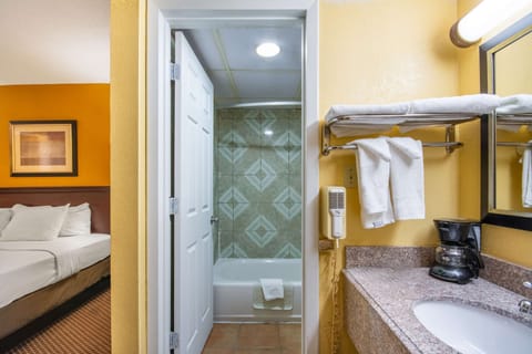 Room, 1 King Bed, Smoking | Bathroom | Bathtub, free toiletries, hair dryer, towels