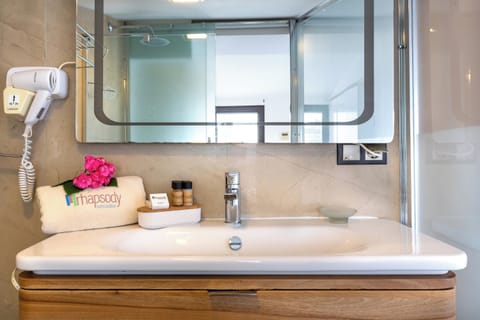 Suite, Private Pool | Bathroom | Shower, rainfall showerhead, free toiletries, hair dryer