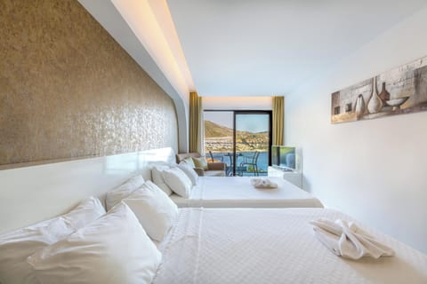 Deluxe Room, Sea View | Premium bedding, minibar, in-room safe, desk