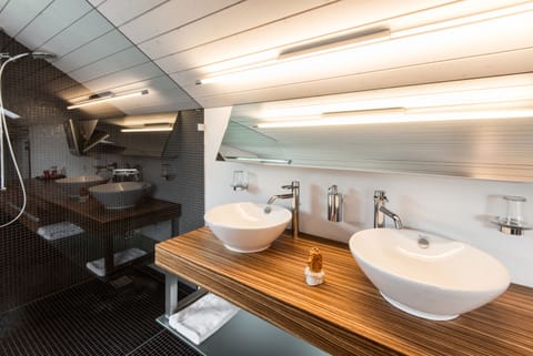 Suite | Bathroom amenities | Hair dryer, towels