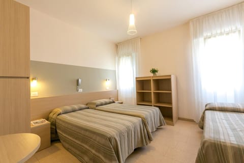 Triple Room | In-room safe, desk, free WiFi, bed sheets