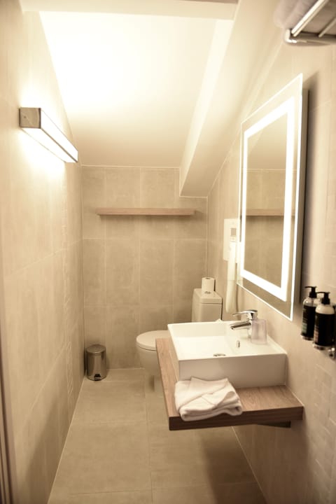 Comfort Double Room | Bathroom sink