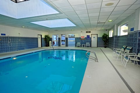 Indoor pool, sun loungers