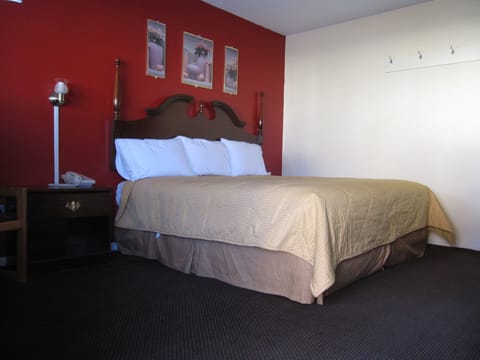 King Room, Non-Smoking | Desk, free WiFi, bed sheets