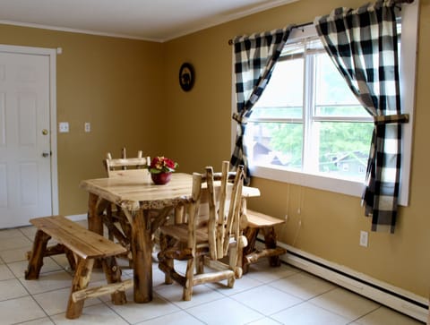Standard Apartment, 2 Bedrooms, Kitchen, Partial Lake View | In-room dining