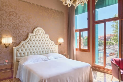 Deluxe Double Room, Canal View (Piccolo canale e/o Giardini) | Egyptian cotton sheets, premium bedding, down comforters, pillowtop beds