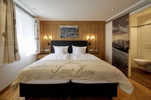 Hypo-allergenic bedding, minibar, in-room safe, desk