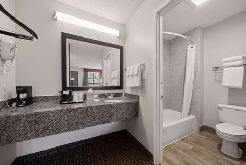 Combined shower/tub, free toiletries, hair dryer, towels