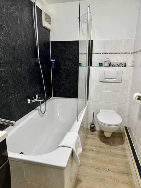 Suite | Bathroom | Hair dryer, towels