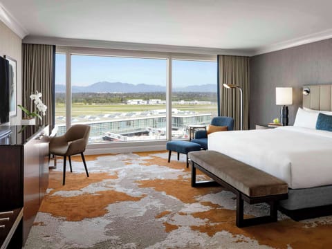 Signature Room, 1 King Bed (Runway View) | Premium bedding, down comforters, pillowtop beds, minibar